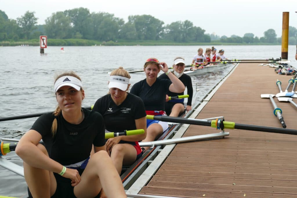 Bei der Juniorenregatta in Hamburg auf Platz 2 gerudert: Antonia Nake beim Rennen im Vierer mit Melina (Mannheim), Nora und Leonie (beide Friedrichshafen).